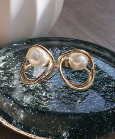 Tiaclasse 捻じりフープパール付きピアス