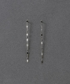 Phoebe 〈金属アレルギー対応〉グリッターエクレアロングピアス　シルバー/ニッケルフリー