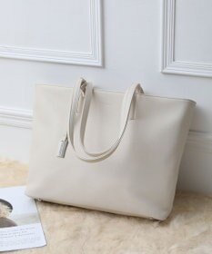 style code 【MERCURYDUO/マーキュリーデュオ】レニス　チャーム付きシンプルラージトートバッグ