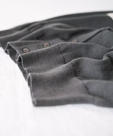 muuc 〈細番手の高級綿糸コットンコーマ糸〉〈洗練された繊維だけを残した滑らかな肌触り〉スミレ押し花刺繍のカーディガン