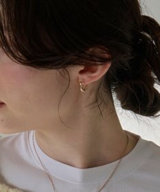 Phoebe 【金属アレルギー対応】ウェーブフープセラミックピアス　シャンパンゴールド