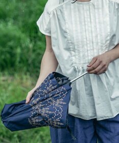 AND WOOL 〈UVカット率99%以上・一級遮光生地・晴雨兼用〉イラカ刺繍の日傘 （折りたたみ傘タイプ）