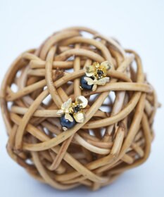 monshiro 【セレモニーにも/コットンパール/スワロフスキー】シュウカイドウニハチプチ ピアス（ブラック)