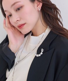 Phoebe フォーマルパールビジューハーフブローチ　シルバー
