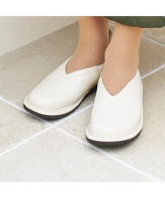 ing <ing>【サスティナブル】深めカットフラットシューズ