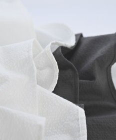 muuc 〈心地よいコットン・シアサッカー生地〉筆記帳刺繍ノーカラー左肩開きブラウス