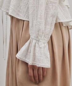 GRACE CONTINENTAL エンブロイダリーフリルブラウス