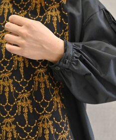 muuc 〈遠州織物の工場で織られた上質なコットン生地〉イラカ刺繍切り替え ボリューム袖 プルオーバーブラウス