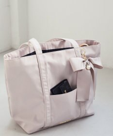 Maison de FLEUR リボンチャーム付きマルチポケットトートバッグ