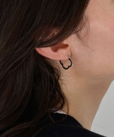 Phoebe 【金属アレルギー対応】フラワーワンタッチフープピアス　シルバー/サージカルステンレス