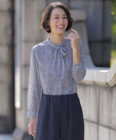 J.PRESS LADIES ジーナ梨地 幾何プリント ブラウス ホワイト×ネイビー系