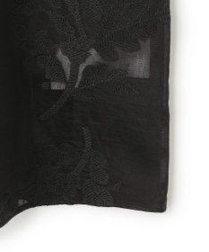 UNFILO L 【前後着用可能の2WAY仕様】ボタニカル エンブロイダリー ブラウス