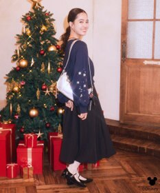 earth music&ecology 【予約】Disney/キラキラモチーフ刺繍オフショルスウェット