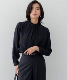 23区 S 【吸水速乾/UVケア/防シワ性】バックサテンアムンゼン スタンドフリル ブラウス