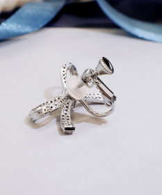 Tiaclasse クリスタルリボンイヤリング