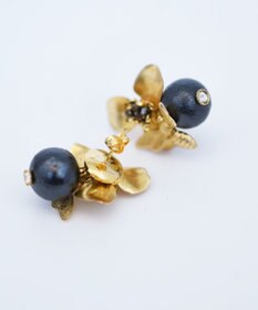 monshiro 【セレモニーにも/コットンパール/スワロフスキー】シュウカイドウニハチプチ ピアス（ブラック)