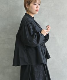 muuc 〈オーガニックコットン〉〈通年着られる〉フラワーノット刺繍 小さめ衿 ボリューム袖 シェルボタン使用 タックデザインブラウス