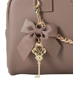 Maison de FLEUR チャーム付きスクエアボストンバッグ