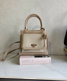 style code 【MERCURYDUO/マーキュリーデュオ】メタリッククラック調型押し フラップハンドバッグ