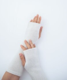 AND WOOL 〈上質な素材と手仕事から生まれた優しいニット〉カシミヤ100%アームウォーマー