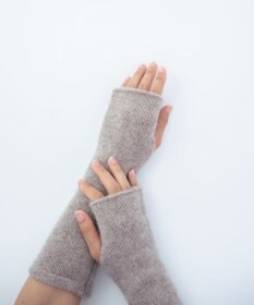 AND WOOL 〈上質な素材と手仕事から生まれた優しいニット〉カシミヤ100%アームウォーマー