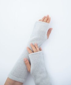 AND WOOL 〈上質な素材と手仕事から生まれた優しいニット〉カシミヤ100%アームウォーマー
