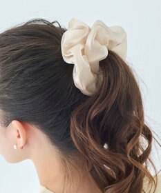 Phoebe ボリューミーシアーシュシュ　ベージュ/パール/大ぶり