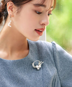 Tiaclasse パール＋リボンブローチ