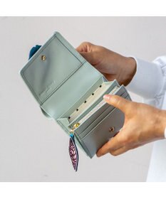 tsumori chisato CARRY 花ししゅう 2つ折り財布