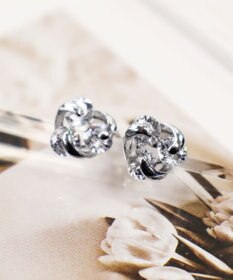 Tiaclasse 【安田美沙子さん着用・金属アレルギー対応】スウィングストーンピアス/イヤリング