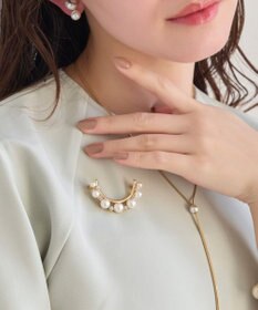 Phoebe <オンワード限定セット>痛くないシリーズ/金属アレルギー対応ソロパールフープライトフィットイヤリング×フォーマルパールビジューハーフブローチ