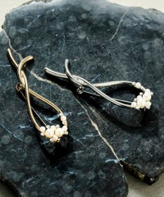 ANY SIS パール調ツイスト ブローチ