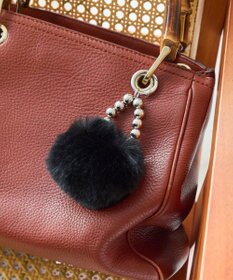 Phoebe メタルボールファーバッグチャーム　ブラック