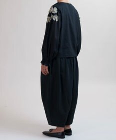 muuc 〈コットン100%強撚糸〉〈遠州織物の工場で織られた上質な生地〉〈清涼感とシアー感〉コットンシフォンドビー 花モチーフ付きブラウス