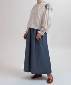 muuc 〈コットン100%強撚糸〉〈遠州織物の工場で織られた上質な生地〉〈清涼感とシアー感〉コットンシフォンドビー 花モチーフ付きブラウス