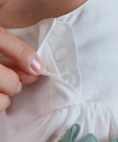 muuc 〈コットン100%強撚糸〉〈遠州織物の工場で織られた上質な生地〉〈清涼感とシアー感〉コットンシフォンドビー 花モチーフ付きブラウス