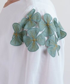 muuc 〈コットン100%強撚糸〉〈遠州織物の工場で織られた上質な生地〉〈清涼感とシアー感〉コットンシフォンドビー 花モチーフ付きブラウス