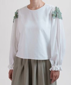 muuc 〈コットン100%強撚糸〉〈遠州織物の工場で織られた上質な生地〉〈清涼感とシアー感〉コットンシフォンドビー 花モチーフ付きブラウス