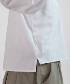 muuc 〈コットン100%強撚糸〉〈遠州織物の工場で織られた上質な生地〉〈清涼感とシアー感〉コットンシフォンドビー 花モチーフ付きブラウス