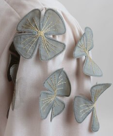 muuc 〈コットン100%強撚糸〉〈遠州織物の工場で織られた上質な生地〉〈清涼感とシアー感〉コットンシフォンドビー 花モチーフ付きブラウス