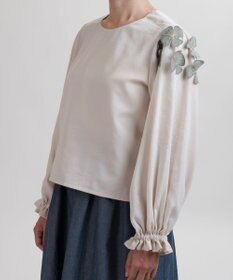 muuc 〈コットン100%強撚糸〉〈遠州織物の工場で織られた上質な生地〉〈清涼感とシアー感〉コットンシフォンドビー 花モチーフ付きブラウス