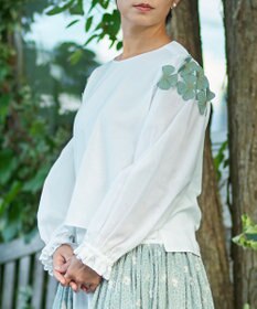 muuc 〈コットン100%強撚糸〉〈遠州織物の工場で織られた上質な生地〉〈清涼感とシアー感〉コットンシフォンドビー 花モチーフ付きブラウス