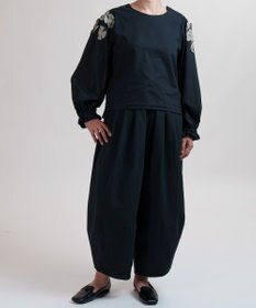 muuc 〈コットン100%強撚糸〉〈遠州織物の工場で織られた上質な生地〉〈清涼感とシアー感〉コットンシフォンドビー 花モチーフ付きブラウス