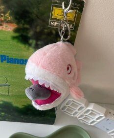 WEGO ふりふりシャークぬいぐるみキーホルダー