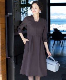 Tiaclasse 【洗える】裾に向かってエレガントに広がる美光沢フレアワンピース