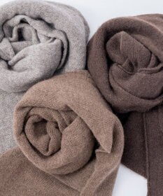 AND WOOL 〈上質な素材と手仕事から生まれた優しいニット〉ヤクの糸を編んだ大判ストール