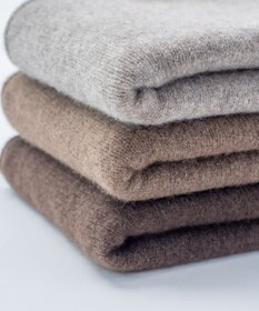 AND WOOL 〈上質な素材と手仕事から生まれた優しいニット〉ヤクの糸を編んだ大判ストール