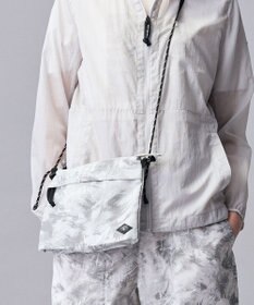 JOSEPH ABBOUD MOUNTAIN 【軽量/ECO撥水】エンボスプリント サコッシュ