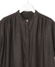 23区 【先行予約】リネンライクグロッシー バンドカラー ブラウス