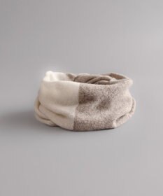 AND WOOL 〈上質な素材と手仕事から生まれたニット〉ホワイトカシミヤ100％のスヌード　（ツートンカラー）